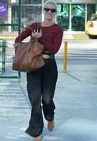 Look do dia: Giovanna Ewbank usa blusa curtinha em aeroporto no Rio