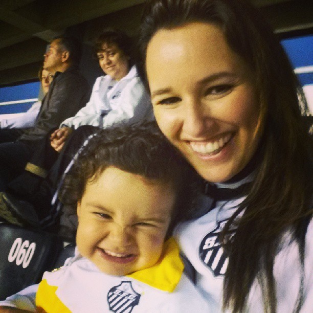 Mariana Belém com a filha em partida de futebol (Foto: Reprodução_Instagram)