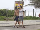 Juliana Didone anda de skate na praia com o namorado
