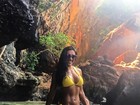 Amanda Djehdian posa em praia na Tailândia
