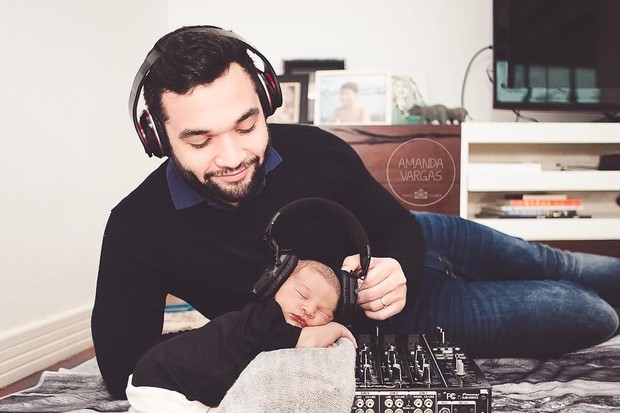 Jonathan Costa com o filho (Foto: Amanda Vargas / Instagram)