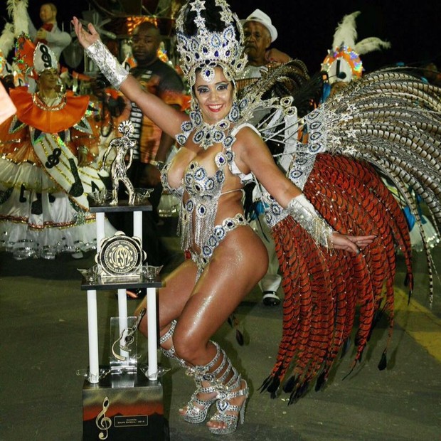 Paola Serpa, rainha de bateria da Imperatriz Dona Leopoldina, posa com o troféu do carnaval 2016 (Foto: Reprodução/Facebook)