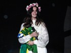 Lana Del Rey se apresenta em São Paulo com a bandeira do Brasil
