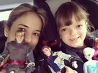 Ticiane Pinheiro leva Rafinha Justus e bonecos da filha para o colégio