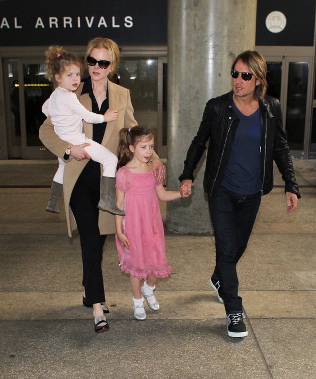 X17 - Nicole Kidman com o marido, Keith Urban, e as filhas Sunday Rose e Faith Margaret, em aeroporto de Los Angeles, nos Estados Unidos (Foto: X17online/ Agência)