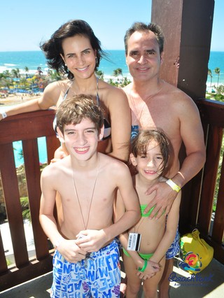 Larissa Costa com o marido, Leonardo, e os enteados Antônio e Anita (Foto: Arquivo Pessoal)