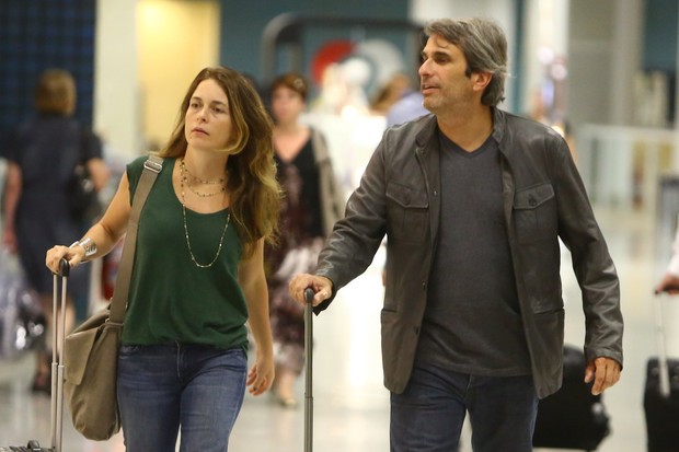 Claudia Abreu e o marido embarcam no aeroporto Santos Dumont (Foto: Marcellos Sá Barreto/ Ag.News)