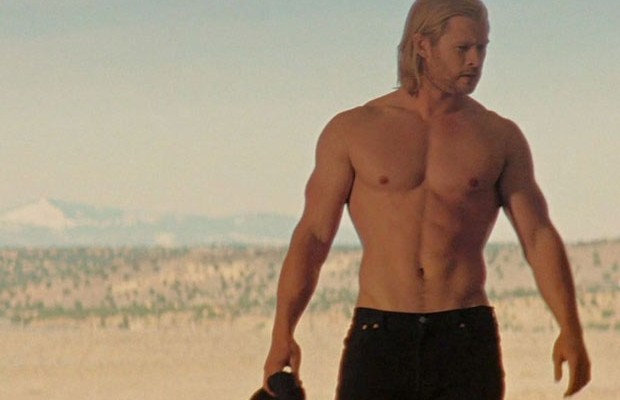 Chris Hemsworth exibe seus músculos no filme Thor (Foto: Reprodução)