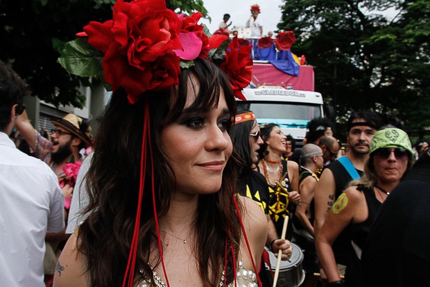 Alessandra Negrini curte bloco de carnaval em SP (Foto: Amauri Nehn/Photo Rio News)