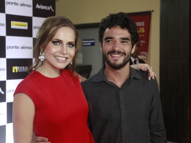 Letícia Colin e Caio Blat em pré-estreia de filme no Rio (Foto: Isac Luz/ EGO)
