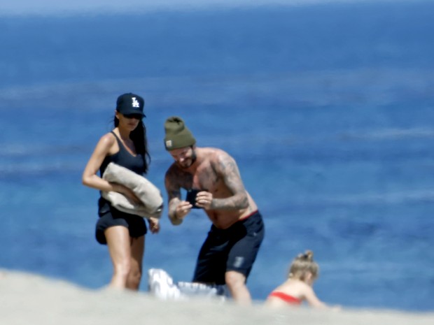 Victoria Beckham e David Beckham com a família em praia em Malibu, nos Estados Unidos (Foto: Grosby Group/ Agência)