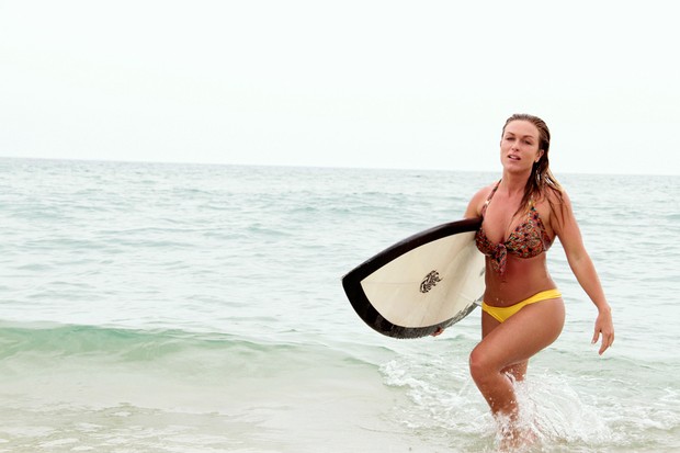 Ludmila Dayer posa para o EGO em dia de surf (Foto: Isac Luz / EGO)