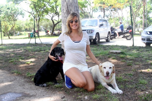 Luiza Mell participa de encontro entre grávidas e cães em SP (Foto: Thiago Duran/AgNews)