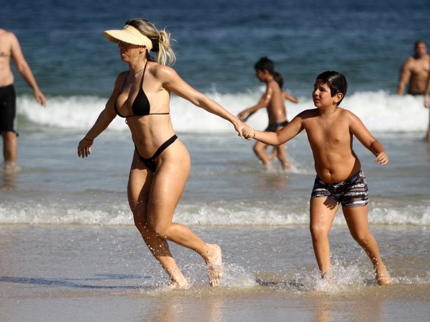 Andrea de Andrade na praia com o filho (Foto: Marcos Ferreira / Foto Rio News)
