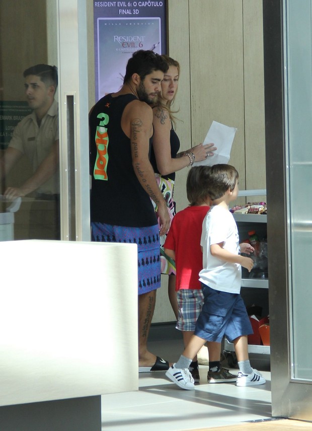 Luana Piovani com o Pedro Scooby e o filho vão ao cinema (Foto: J Hümberto / AgNews)
