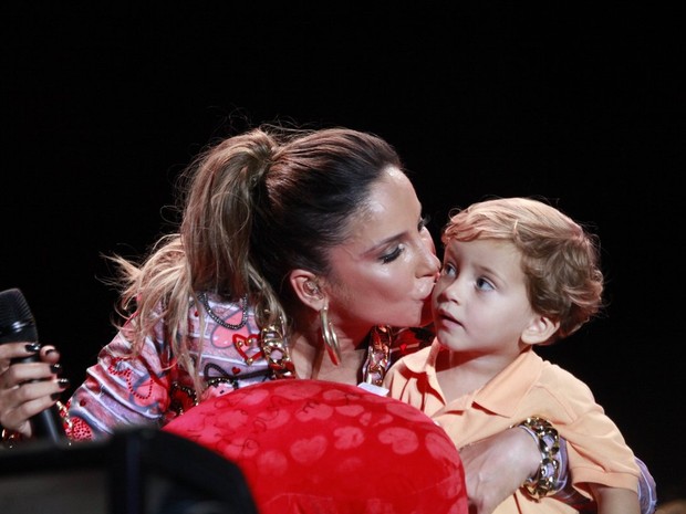 Claudia Leitte com o filho Rafael no Festival de Verão de Salvador, na Bahia (Foto: Isac Luz/ EGO)
