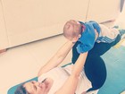 Suzana Alves se exercita com o filho no colo: 'A alegria de fazer abdominais'
