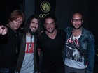 Integrantes do Guns N' Roses ganham cachaça em boate no Brasil
