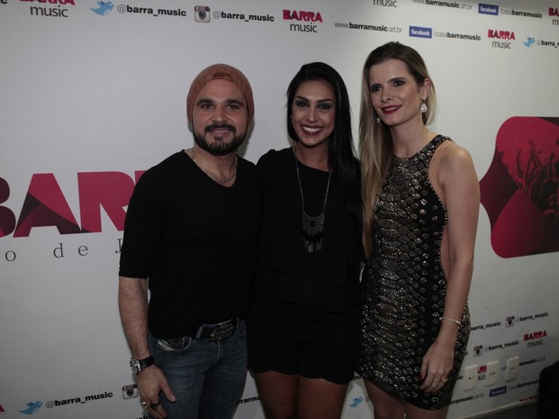 Ex-BBB Amanda com Luciano e a mulher, Flávia Camargo, em show no Rio (Foto: Isac Luz/ EGO)