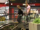 Thor Batista é fotografado com loira em shopping 