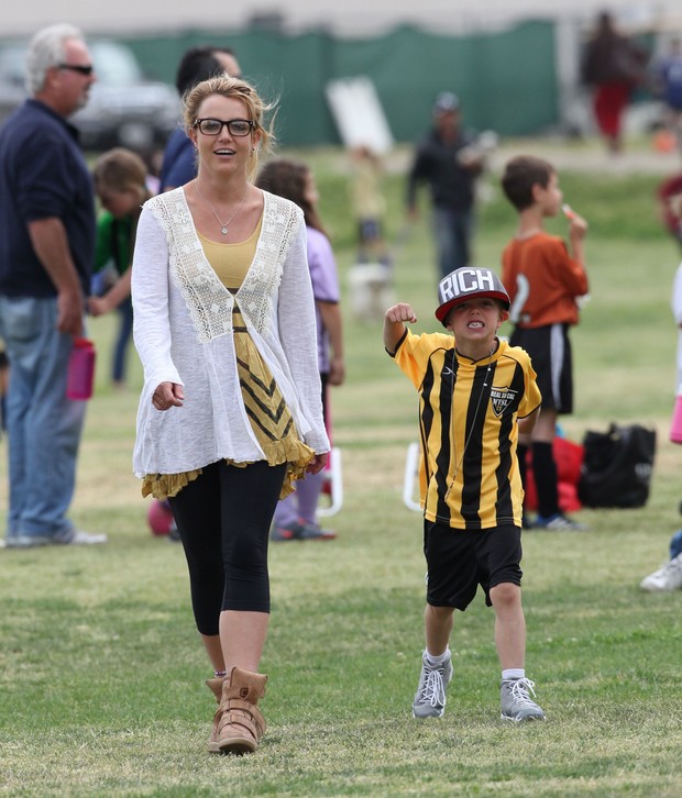 Britney Spears com o filho Jayden em Los Angeles, nos Estados Unidos (Foto: X17/ Agência)