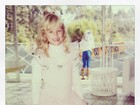 Paris Hilton relembra infância com foto do fundo do baú