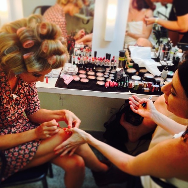 Fernanda Lima fazendo as unhas de Fernanda Torres (Foto: Instagram / Reprodução)