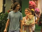 Letícia Spiller passeia com a filha em shopping do Rio