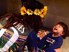 Juliana Paes não se abala com derrota do Brasil e curte o filho