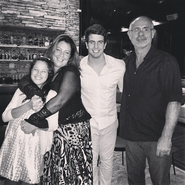 Enzo Celulari com a irnã, Sophia, e os padrinhos em restaurante no Rio (Foto: Instagram/ Reprodução)
