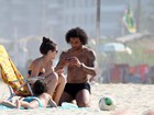 Marcelo Vieira curte dia na praia com família e amigos