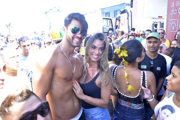 Nicole Bahls e namorado no trio da Ivete em Salvador (Foto: Joilson César / EGO)