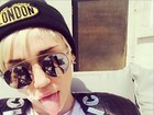 Miley Cyrus usa look no estilo hip hop e faz careta em selfie para fãs