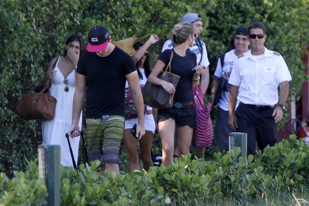 Olin Batista rodeado de meninas a caminho de helicóptero no Rio (Foto: gil Rodrigues/PhotoRio News)