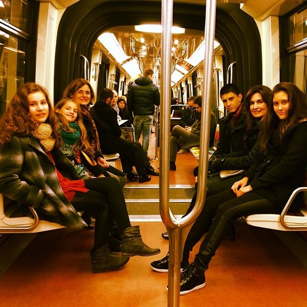 Fátima Bernardes e seus trigêmeos no metrô de Paris (Foto: Reprodução/Instagram)