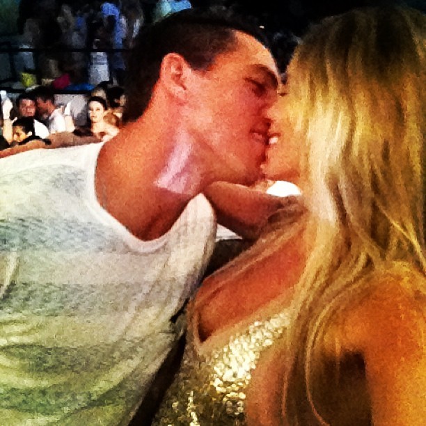 Danielle Winits beija Amaury Nunes (Foto: Instagram/Reprodução)