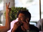 Usher é clicado tirando comida do dente em restaurante