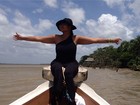 Com cintura mais fina, Gaby Amarantos posa em passeio de barco