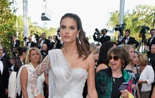 Alessandra Ambrósio usa vestido com superfenda no Festival de Cannes