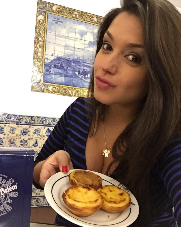 Thais Fersoza come pastelzinho de Belém em viagem para Portugal (Foto: Reprodução/ Instagram)
