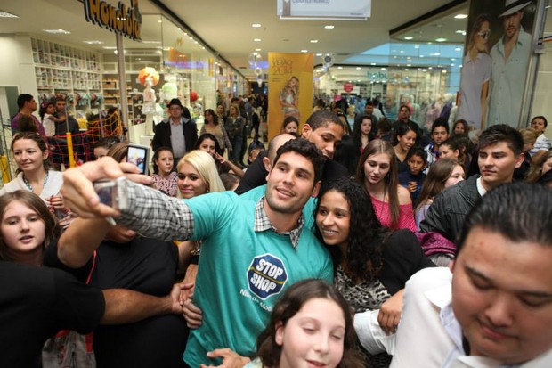 Dudu Azevedo enloquece as fãs no Stop Shop (Foto: Divulgação)
