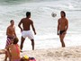 Pablo Morais joga bola com Marcello Melo Jr. em praia do Rio