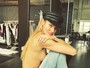Candice Swanepoel faz poses ousadas de topless