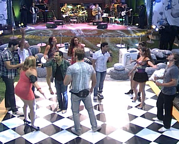 A dupla Zezé Di Camargo e Luciano conduziu os brothers até a pista de dança e cantou junto com eles. (Foto: BBB / TV Globo)