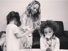 Filhos de Mariah Carey brincam com troféus da mãe