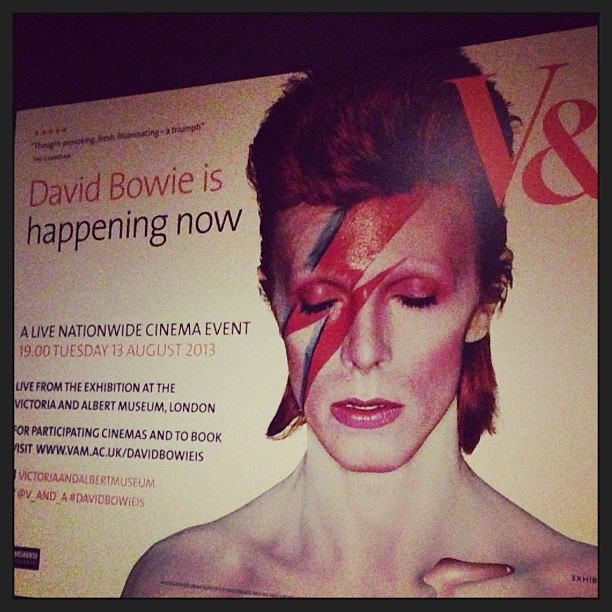 Angélica mostra foto de cartaz de show de David Bowie em Londres (Foto: Instagram)