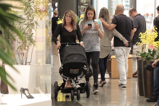 Fernanda Gentil passeia em shopping (Foto: AgNews)