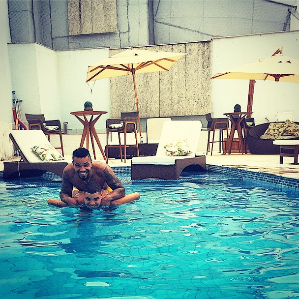 Naldo curte piscina com o filho (Foto: Reprodução/Instagram)