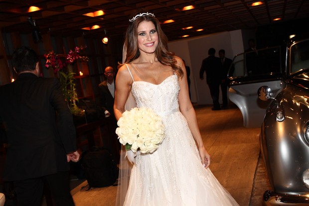 Ana Luiza Castro exibe seu vestido de noiva (Foto: Manuela Scarpa e Marcos Ribas/Photo Rio News)