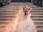 Vestida de noiva, Shakira 'pega fogo' em clipe
